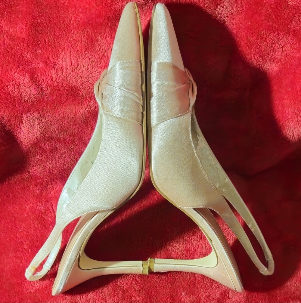 Metaphor Champagne Satin Pointed-Toe Slingback Heels w/Leather Sole-Size 8.5 - Picture 2 of 9